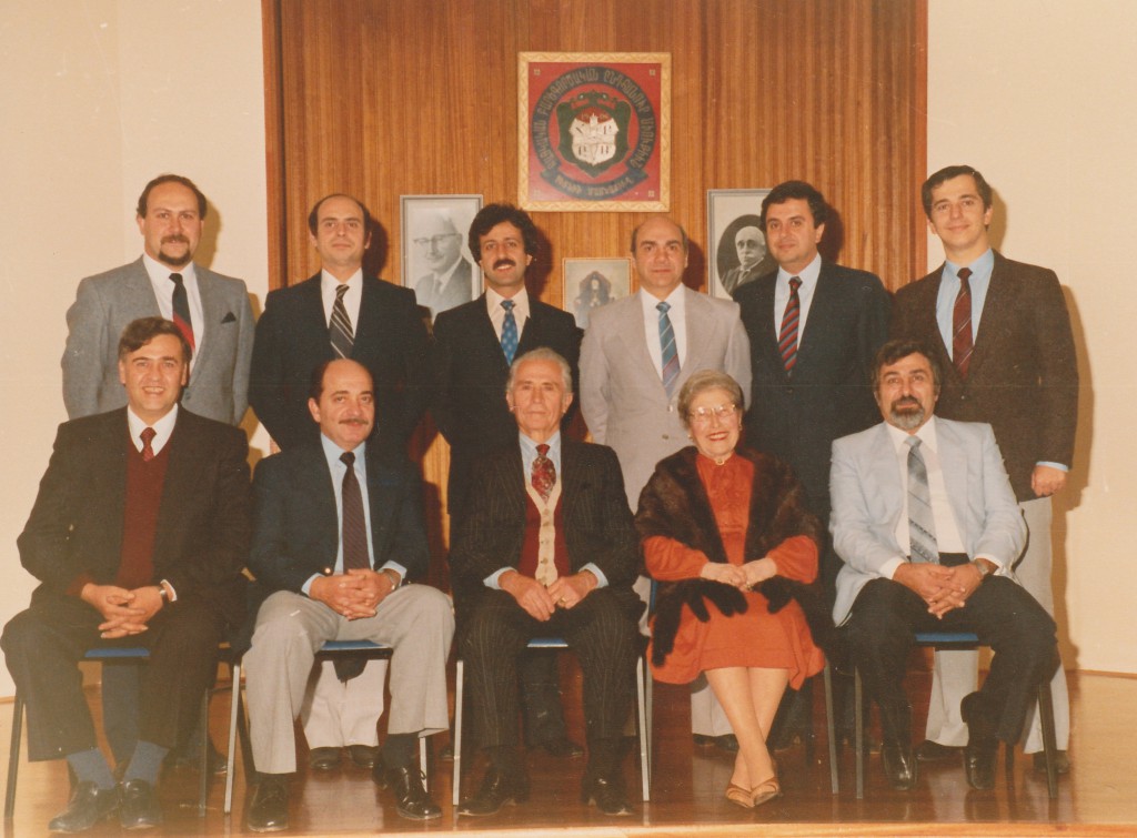 1985 - Seated left to right – Sarkis Boghossian, George Izmiritlian, AGBU SYDNEY Benefactors Dr Alec Alexander & Mrs Isabelle Alexander, Zaven Tchetchenian [ Chairman] Standing left to right – Vahe Artinian, Joseph Hajetian, Antranig Kapterian, Hovaness Kouyoumdjian, Arto Karagelinian, Aram Hagopian 
